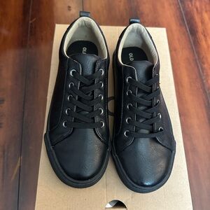 Old Navy Boys Lace Up Shoes Size 4